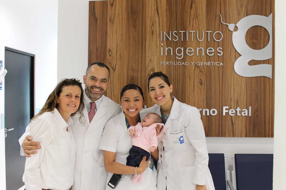 ingenes-leon-medico-enfermeras-con-bebe-in-vitro