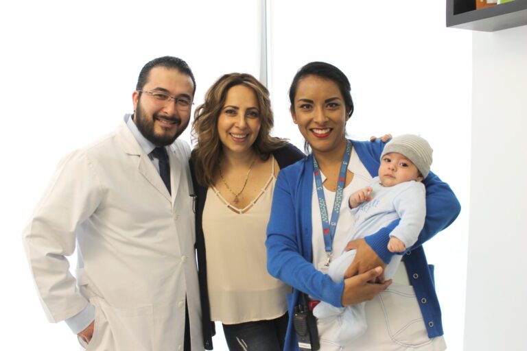 clinica-fertilidad-ingenes-aguascalientes-mama-e-hijo-con-doctor-y-enfermer