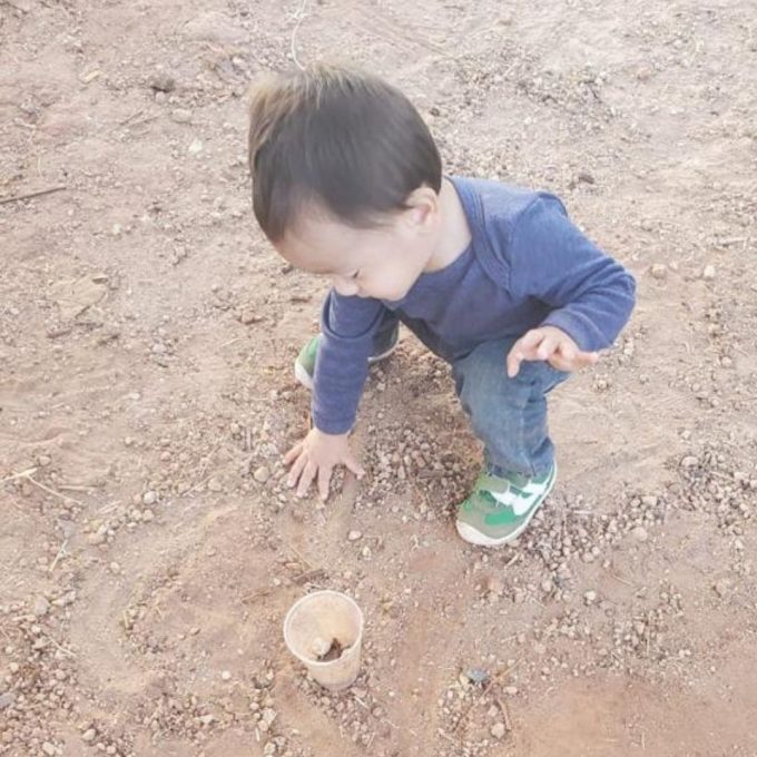 trillizos-por-fecundacion-in-vitro-nino-jugando-en-la-tierra