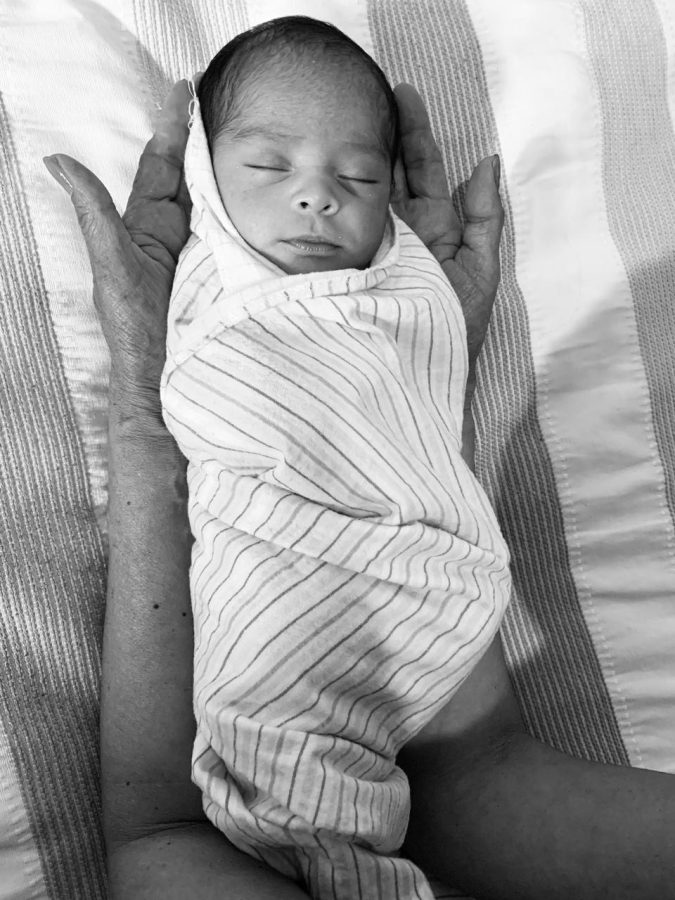 fecundacion-in-vitro-a-los-40-bebe-en-brazos-abuela-foto-blanco-y-negro