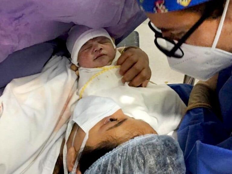 con-ovario-poliquistico-puedo-quedar-embarazada-familia-papa-y-mama-con-bebe-dormida-en-dia-de-parto-instituto-ingenes