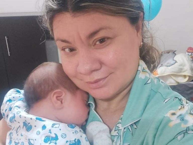 embarazo-a-los-40-mama-ingenes-con-su-hijo-nacido-via-fertilizacion-in-vitro