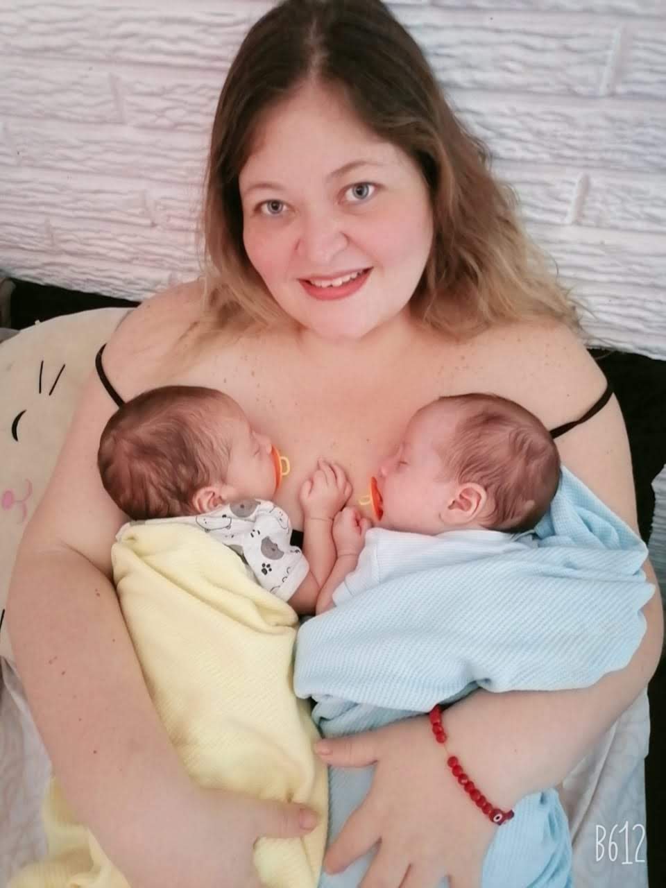 un-embarazo-con-fiv-ingenes-instituto-mama-ingenes-cisne-con-sus-dos-bebes-dormidos-nacidos-via-fecundacion-in-vitro