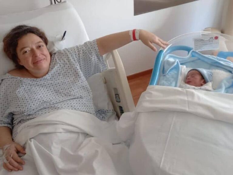 baja-reserva-ovarica-y-fiv-positiva-clinicas-de-fertilidad-ingenes-mama-ingenes-madre-en-dia-de-su-parto-junto-a-su-bebe-en-cunero-nacido-via-fecundacion-in-vitro