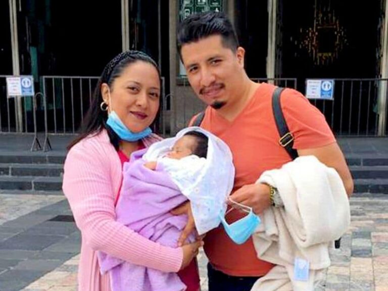 abortos-recurrentes-clinicas-de-infertilidad-ingenes-pareja-mexicana-mayor-de-35-anos-cargando-a-su-bebe-nacida-via-fecundacion-in-vitro-tratamiento-de-reproduccion-asistida